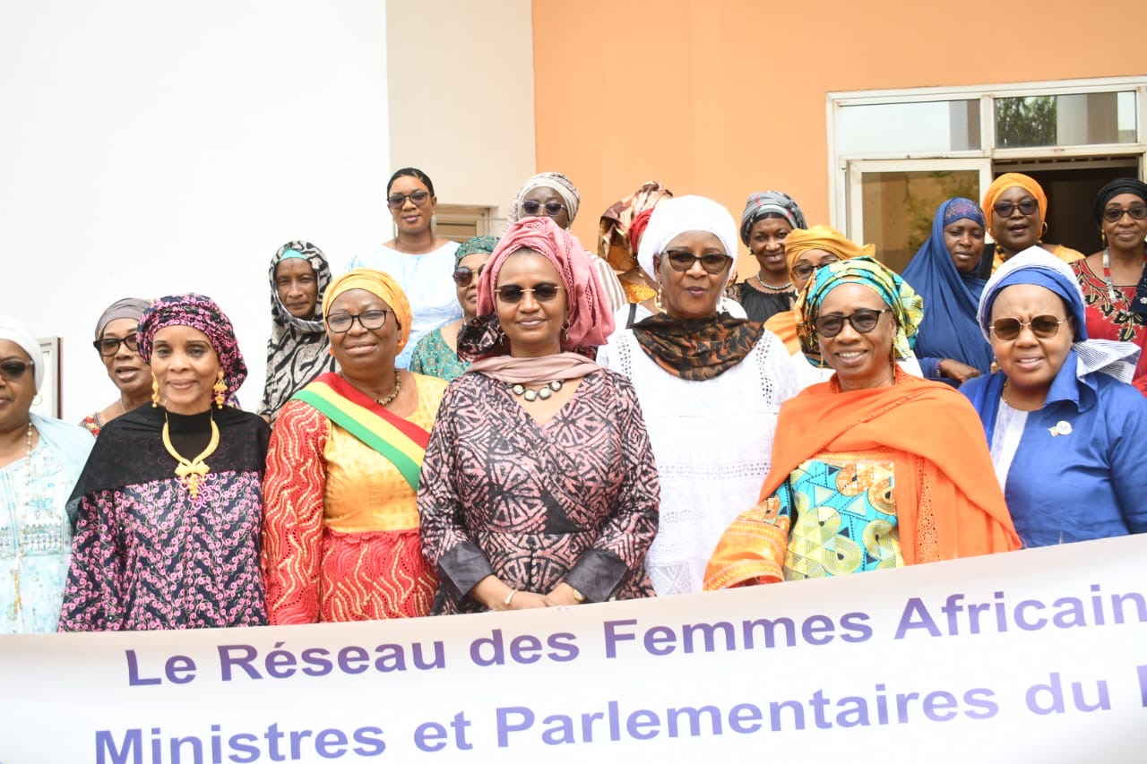 REFAMP/Mali — photo de groupe devant la banderole