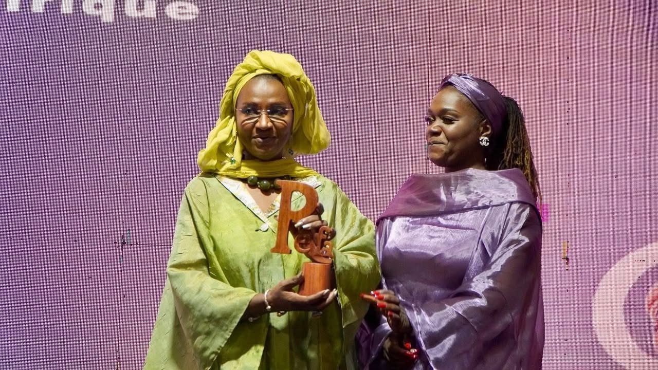 Remise de prix à Mme Oumou Sall Seck pour son leadership